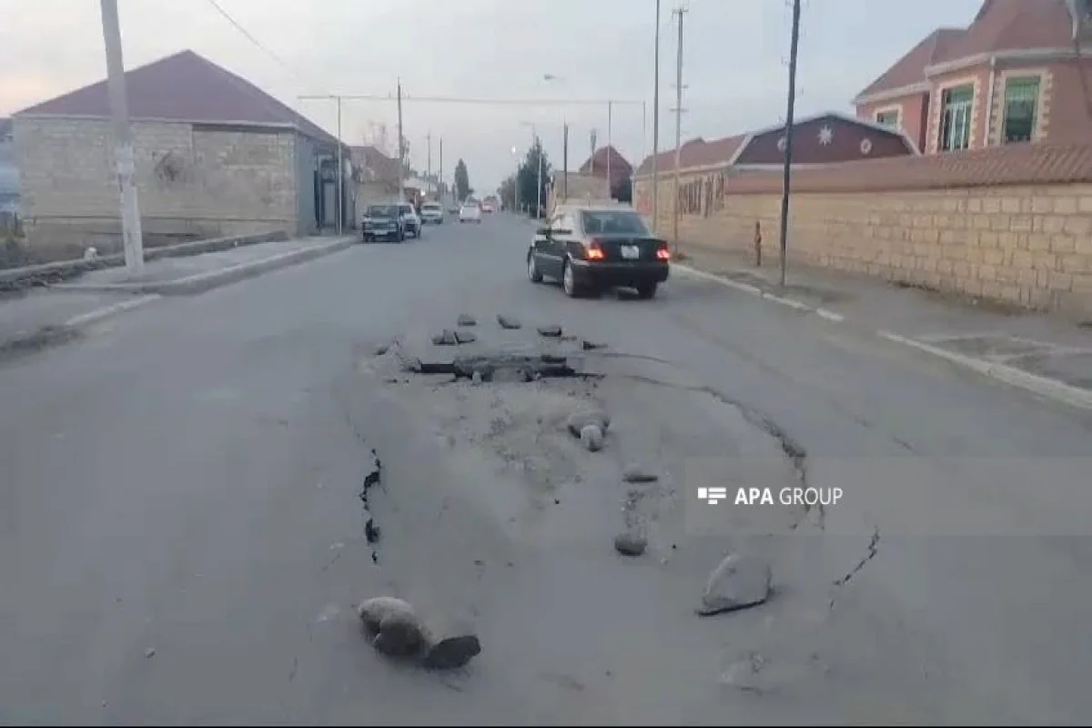 Gəncədə yeni çəkilən asfalt yol çöküb FOTOLAR