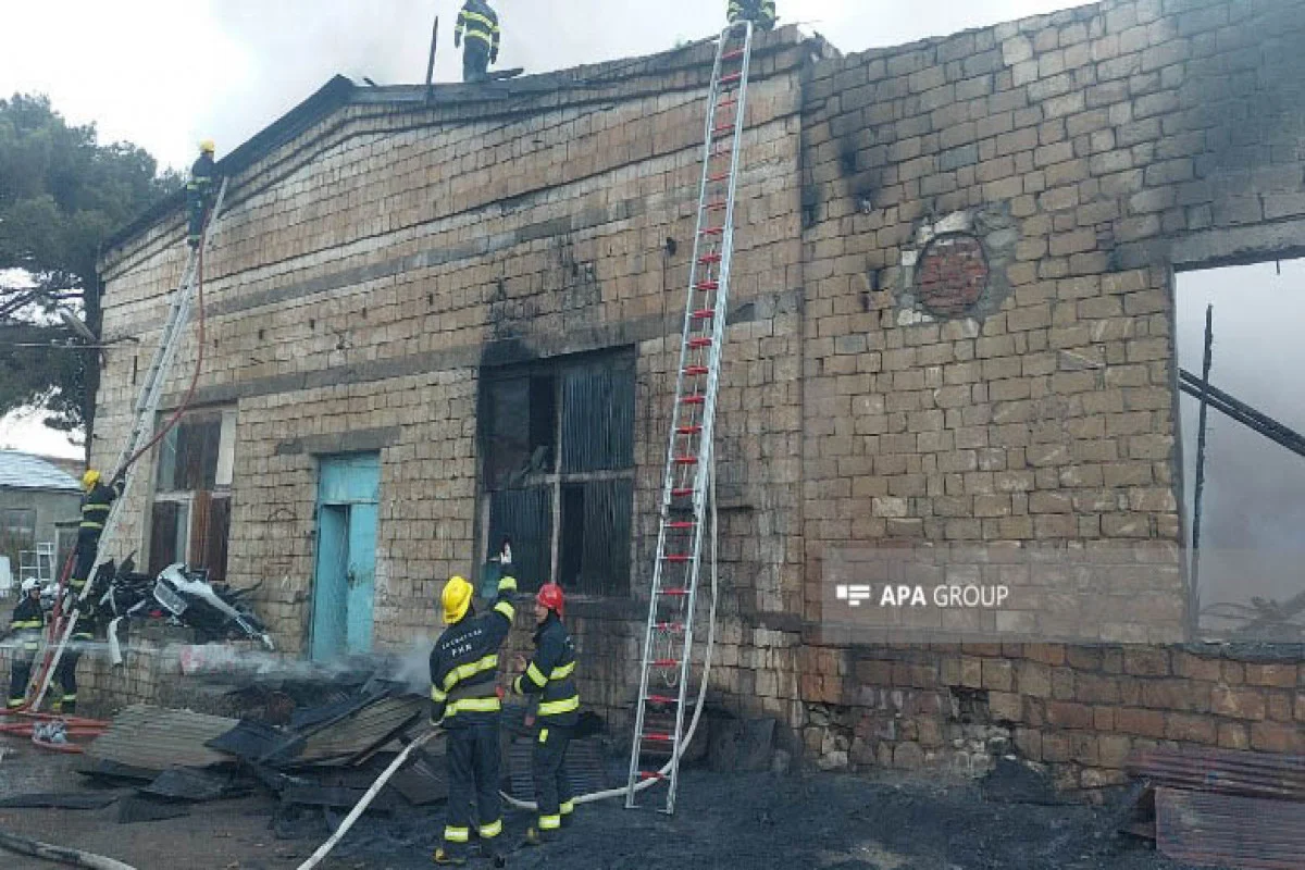 Gəncədə ikinci əl avtomobil ehtiyat hissələri mağazası yanıb FOTOLAR