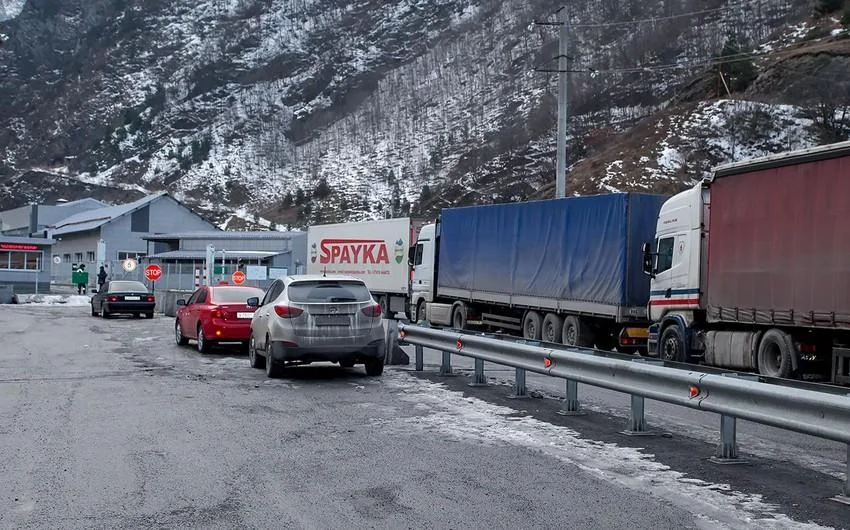 Yüzlərlə Ermənistana məxsus yük maşını Rusiya sərhədində gözləyir