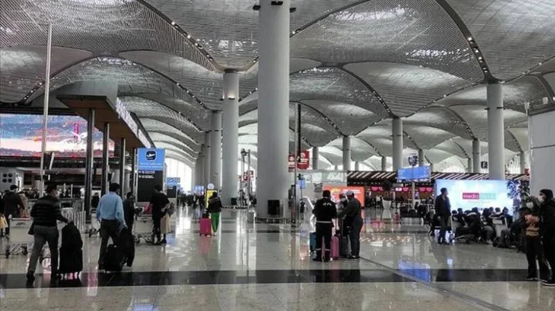 Məşhur modelyer aeroportda saxlanıldı: Axtarışda imiş FOTO