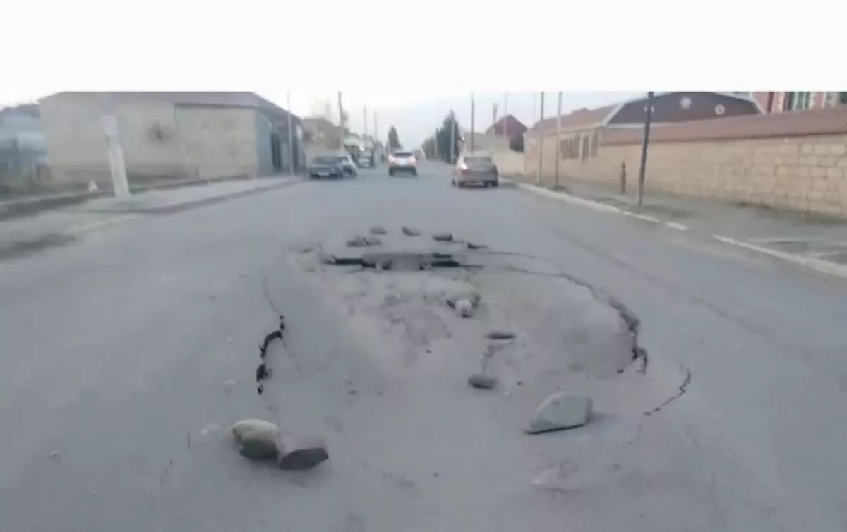 В Гяндже просела недавно заасфальтированная дорога ВИДЕО