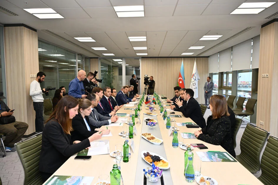 Belçika Baş naziri Bakı limanında olub FOTO