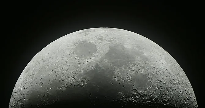 Ayın səthində iki sirli parıltı aşkarlandı