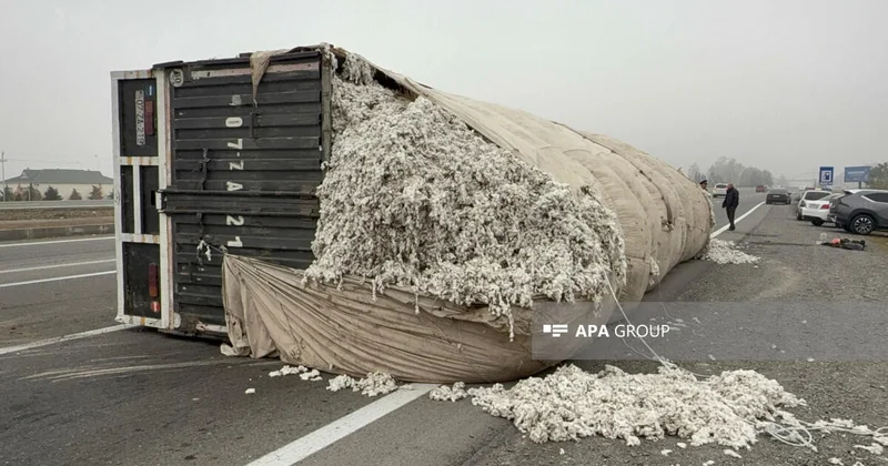 На трассе Баку Газах перевернулся грузовик с хлопком ФОТО