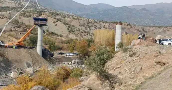 Diyarbəkirdə inşa edilən körpü çökdü: 2 adam dağıntılar altında qaldı