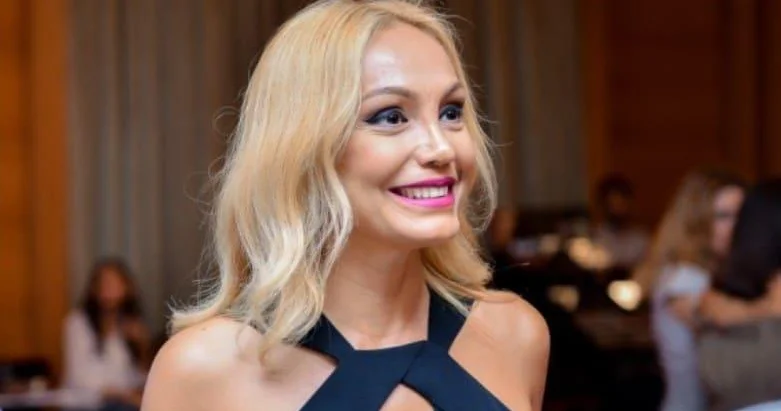 MƏŞHUR MÜĞƏNNİDƏN NAZİRLİYƏ KORRUPSİYA İTTİHAMLARI “Nazirlər dəyişir, amma Mənzər xanım hələ də yerindədir”