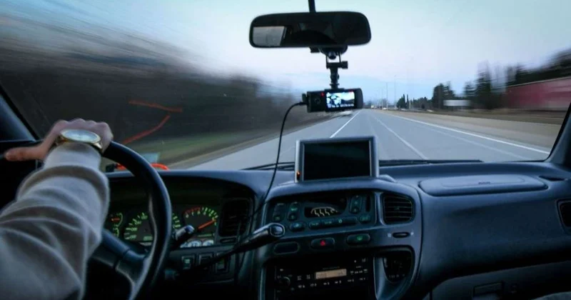 “Ayıq sürücü” qadın müştərinin pulunu oğurladı Yolda yatıbmış