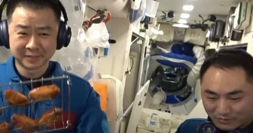 Çinli astronavtlardan KƏŞF: İlk dəfə kosmosda ət bişirdilər VİDEO
