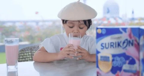 Məktəbdə uşaqlara inək südü əvəzinə "balıq südü" verilir