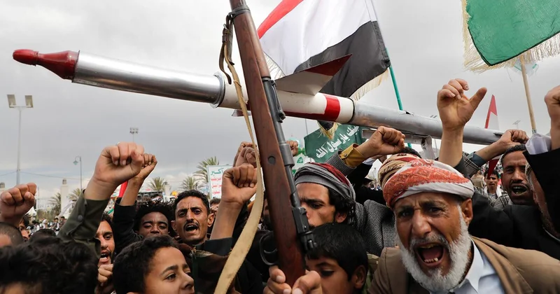 СМИ: Хуситы решили приостановить атаки на Израиль и суда в Красном море Minval Politika