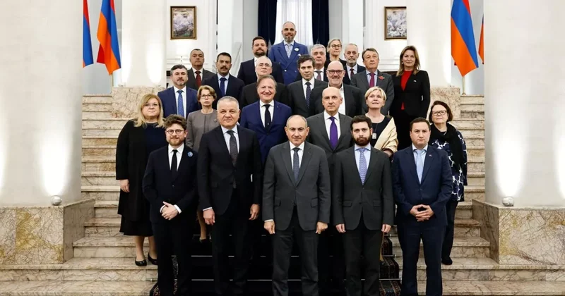 Пашинян и послы ЕС обсудили мирные инициативы между Азербайджаном и Арменией