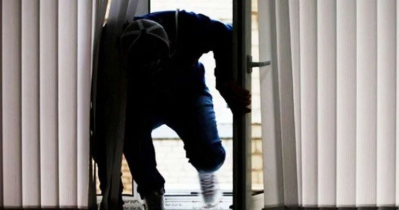 Oğrular ələ keçdi Biri mağaza yarıb, digəri ev