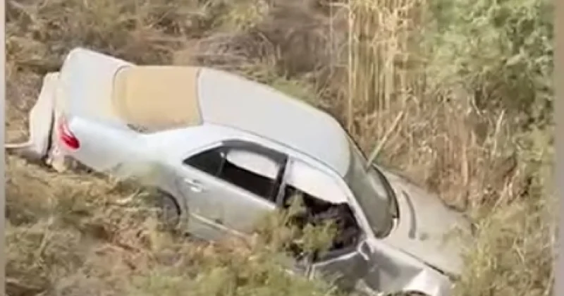 Спасатели вызволили водителя из покореженного авто видео