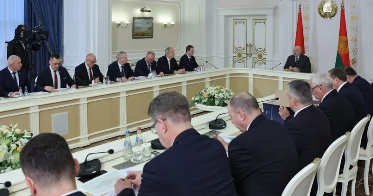 Lukaşenko məmurları stasionar telefonlardan istifadə etməyə çağırıb