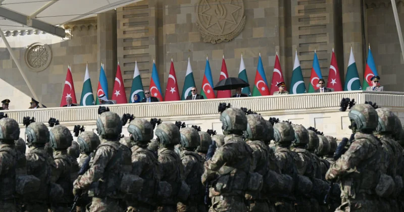 Bakıdan üç istiqamətdə güc nümayişi: Əliyev meydanda iki ölkəyə işarə etdi