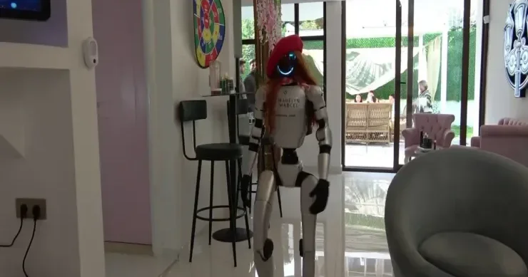 Robot gözəllik salonunda işə başladı VİDEO