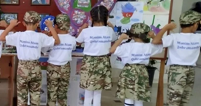 Şagirdlərin “Mənim Atam qəhrəmandır” performansı VİDEO