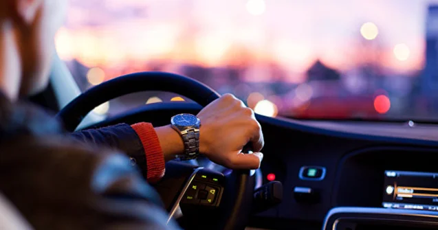 Qadın yolda yatdı, “ayıq sürücü” pulunu oğurladı