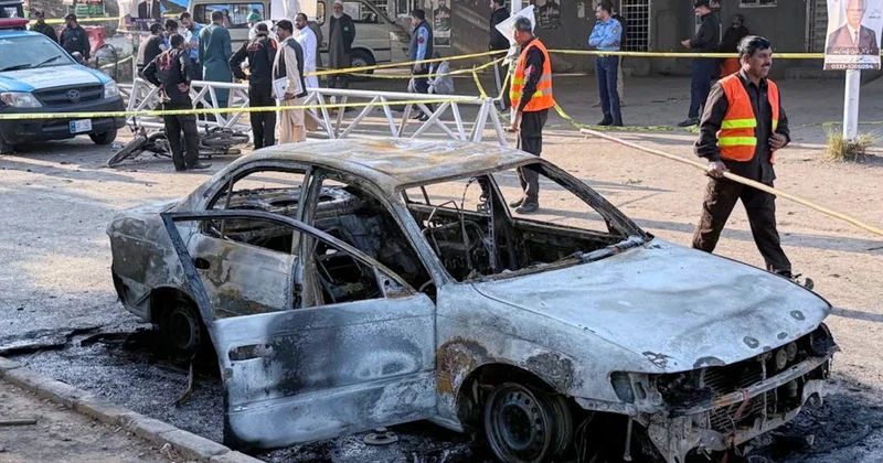 Террорист смертник атакует здание суда объектив