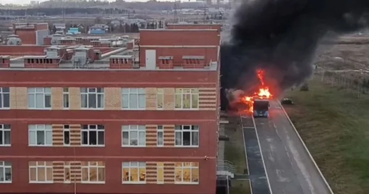 Загоревшийся школьный автобус привел к масштабной эвакуации в Перми
