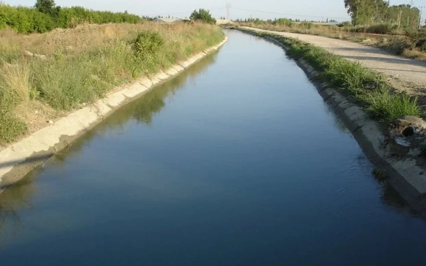 Neftçalada motosiklet su kanalına düşüb, ölən var