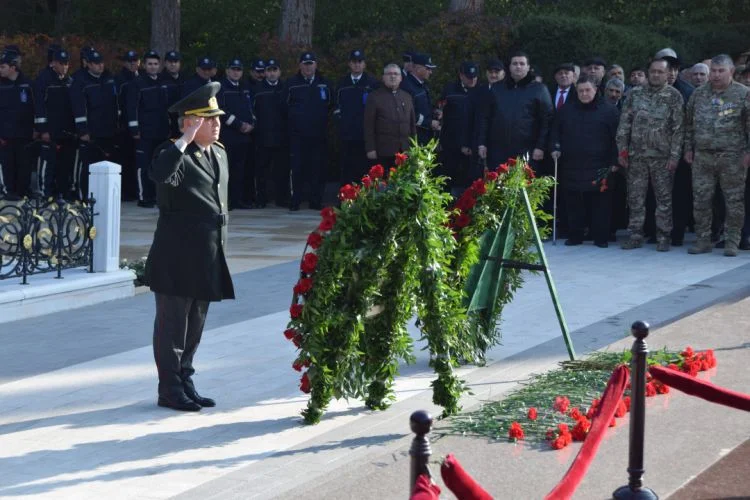 Respublika Veteranlar Təşkilatının əməkdaşları Heydər Əliyevin məzarını ziyarət etdilər FOTO