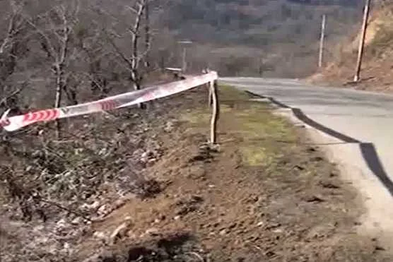 Lerikdə iri qaya parçası yolu bağladı Foto