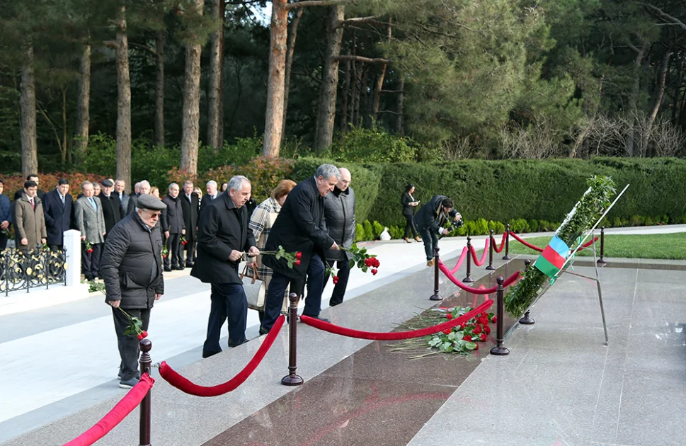 AMEAnın kollektivi Ümummilli Lider Heydər Əliyevin məzarını ziyarət edib