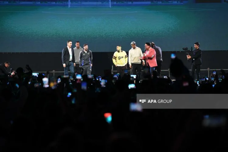 Messi Bakıda fanatlarıyla görüşdü FOTO