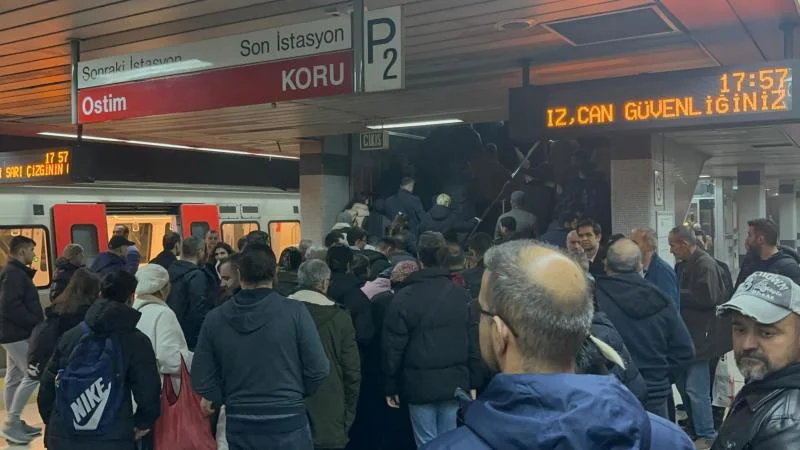 Metroda yanğın olub