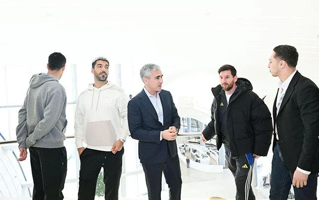 Messi və komanda yoldaşları Heydər Əliyev Mərkəzində