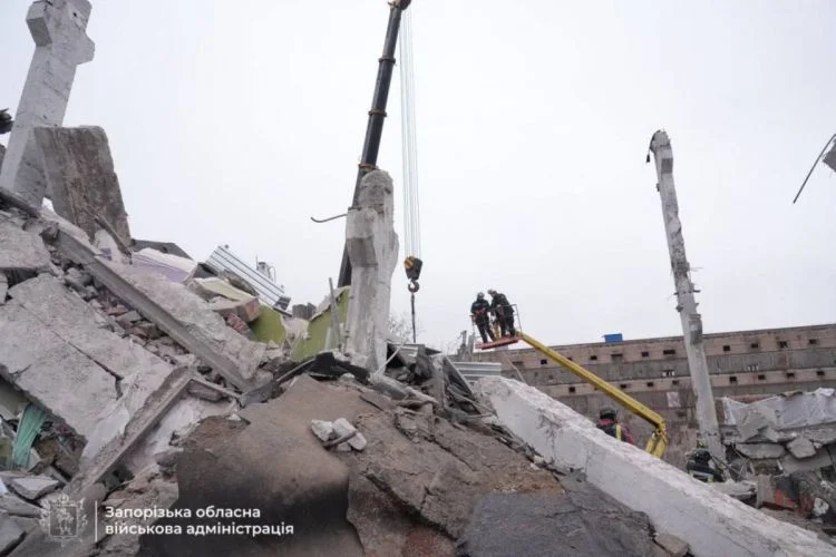 Rusiya ordusu Zaporojyeni bombaladı Ölənlər VAR