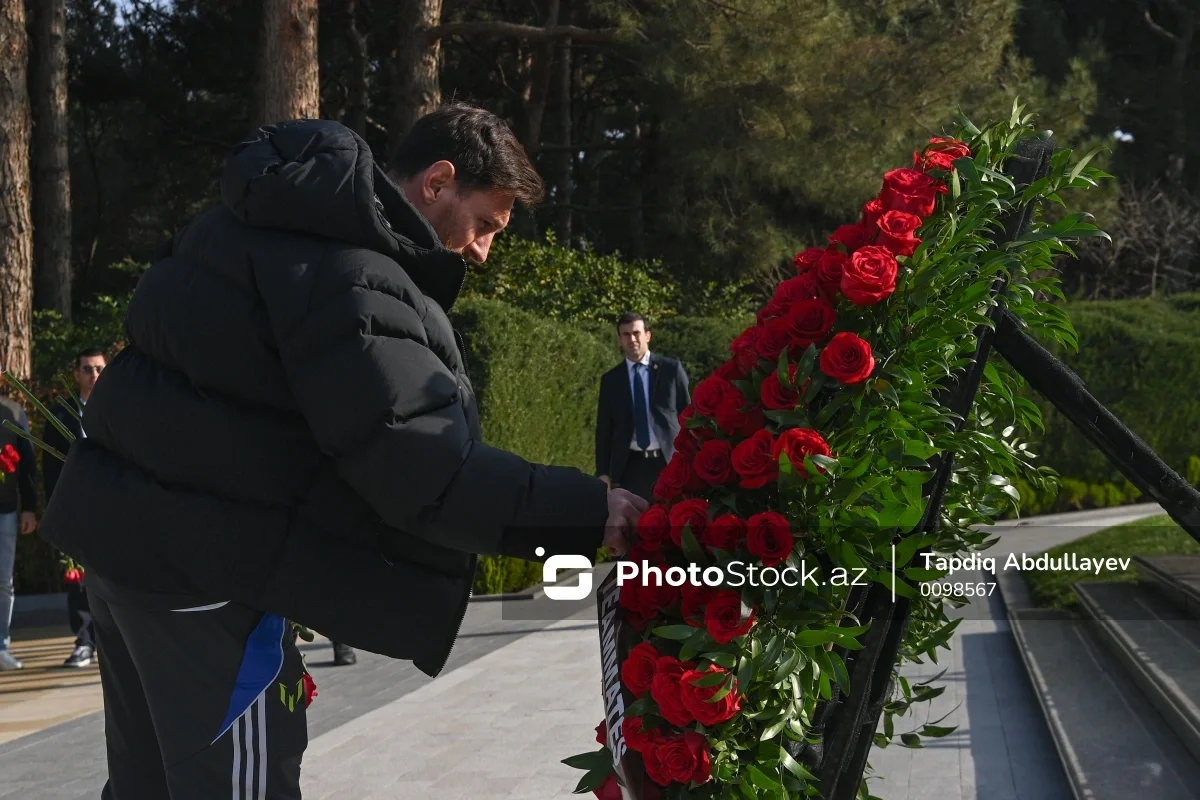 Ulduz futbolçu Heydər Əliyevin məzarını ziyarət etdi FOTOLAR