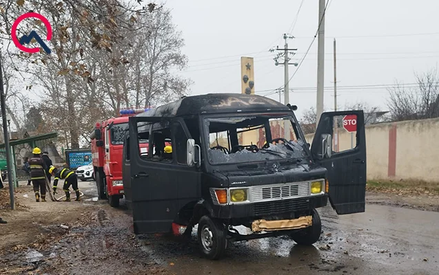 Sərnişin mikroavtobusu yandı Foto