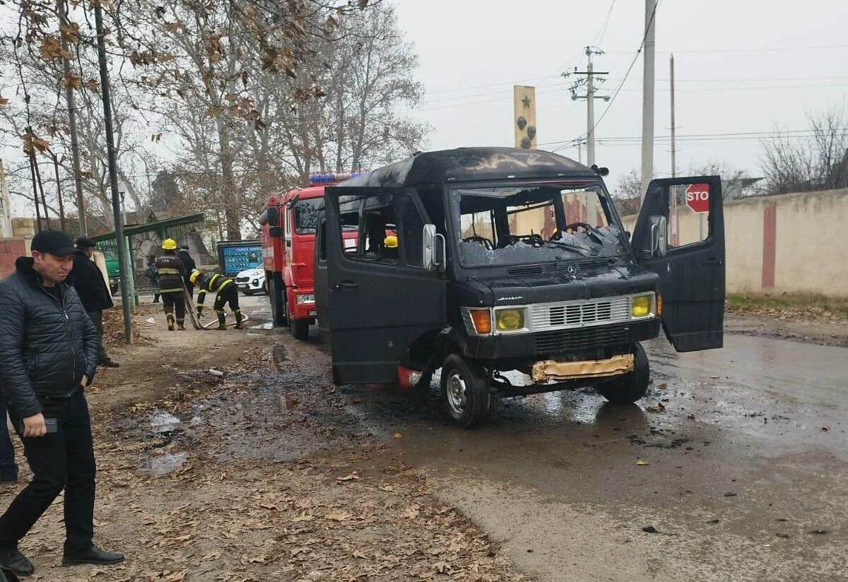 Azərbaycanda sürücü sərnişin avtobusunu yandırdı FOTO