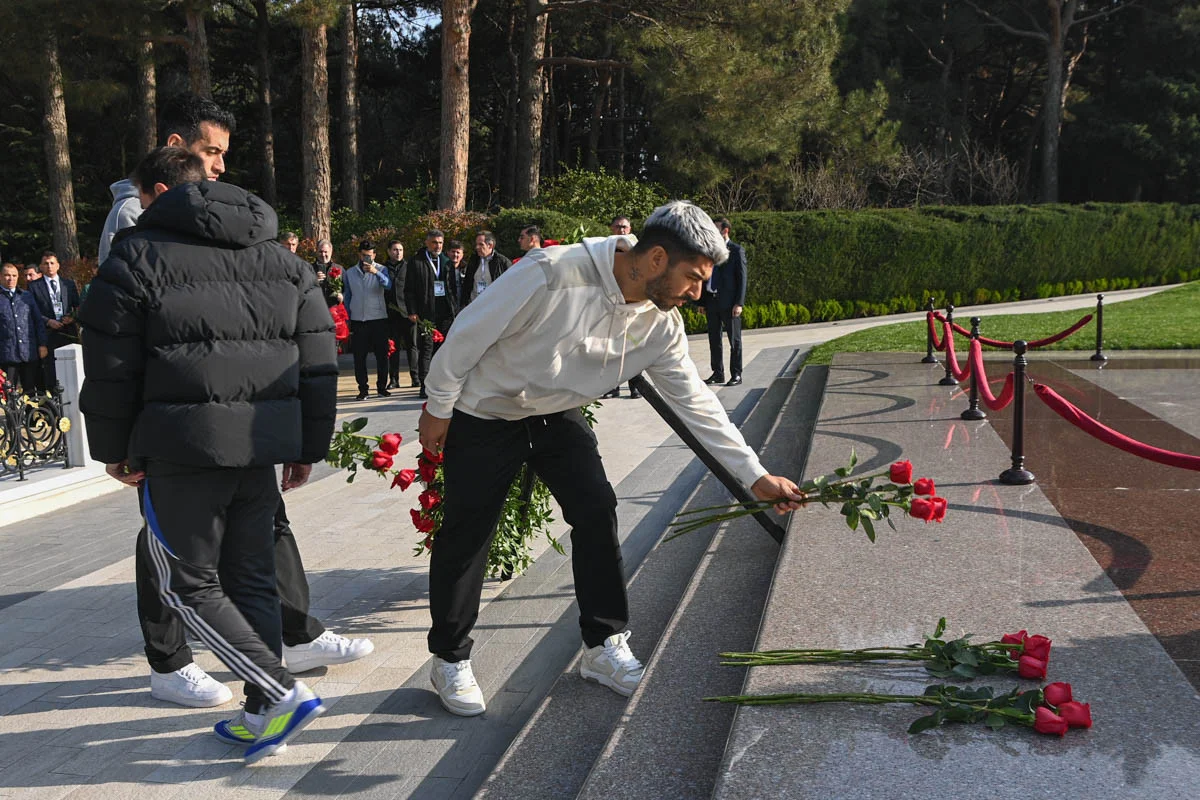 Messi və komanda yoldaşları Heydər Əliyevin məzarını ziyarət edib FOTO