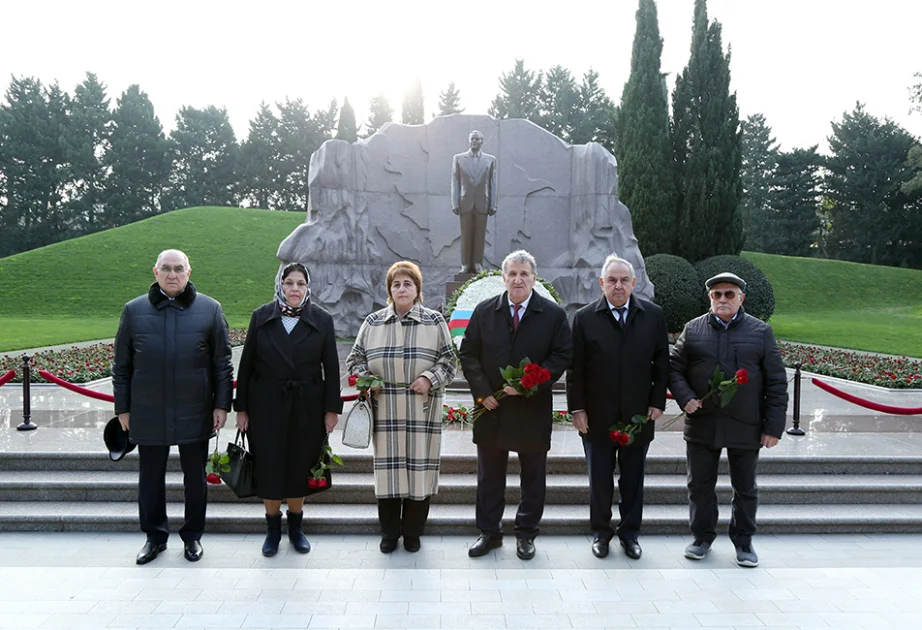 AMEAnın kollektivi Ümummilli Lider Heydər Əliyevin məzarını ziyarət edib AZƏRTAC