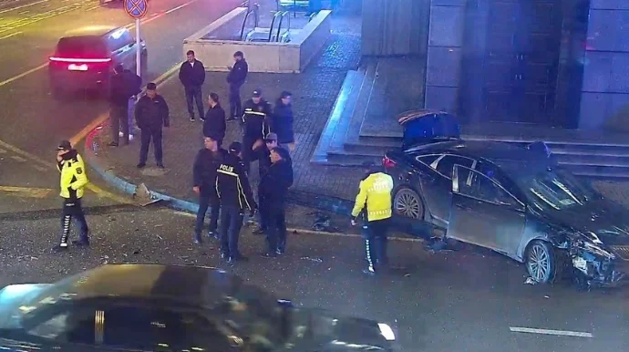 Bakıda yol qəzası oldu İşıqfor yararsız vəziyyətə düşüb FOTO