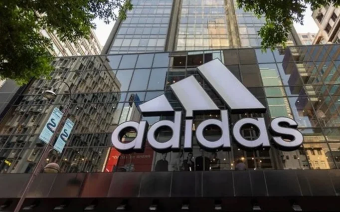 ​Vergi müfəttişləri “Adidas”ın əsas ofisində axtarış aparıblar