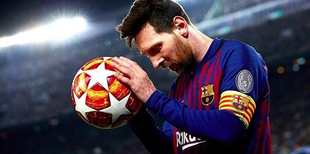 Messi azarkeşlərə imzalı toplar hədiyyə etdi VİDEO