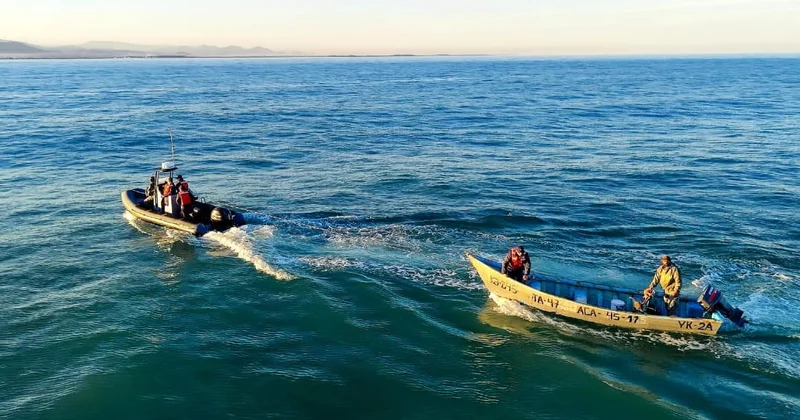 Продолжаются поиски пропавших в Каспийском море рыбаков