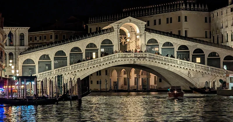 Venesiyada oğurlanmış gəmi Rialto körpüsünə çırpıldı, xəsarət alan olmadı