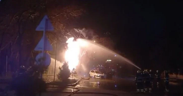 В Баку автомобиль перевернулся после удара о газовую трубу начался пожар