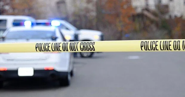 Смерть женщины на парковке полицейского отделения озадачила следователей