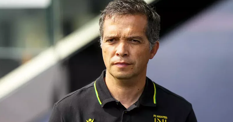 Fransa klubu baş məşqçisini göndərdi