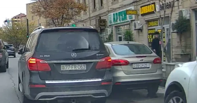 Boş yer var, amma ikinci cərgədə dayanıb 77 FR 063 VİDEO