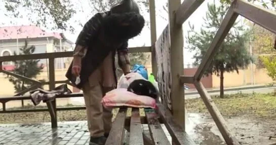 Bacısı evinin açarını əlindən alıb, 3 aydır evə qoymur Zirzəmidə yaşayır... VİDEO