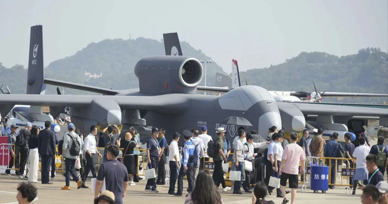 Çin ilk dəfə nəhəng drondaşıyan platformanı havaya qaldırdı