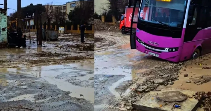 Дорога перед школой №9 в Сумгайыте: автомобили тонут в грязи, дети вынуждены пробираться через лужи