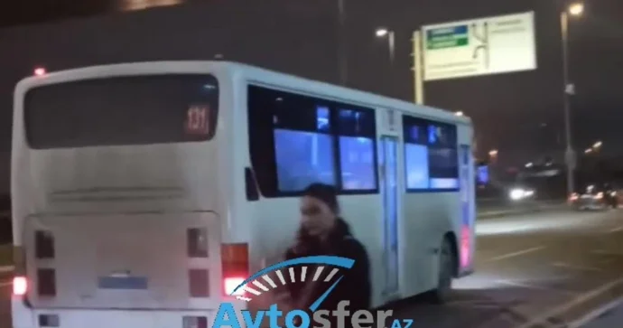 Təkəri deşilən avtobusun sürücüsü sərnişinləri yarı yolda düşürüb uzaqlaşdı 10 TG 801 VİDEO